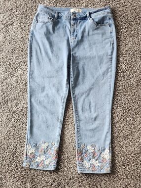 CHARLIE B Light Blue Cropped Jeans with Floral Embroidery